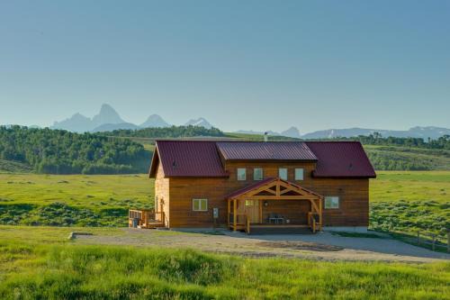 Felt House | Fire Pit, Deck + Hot Tub: Idaho Group Getaway!