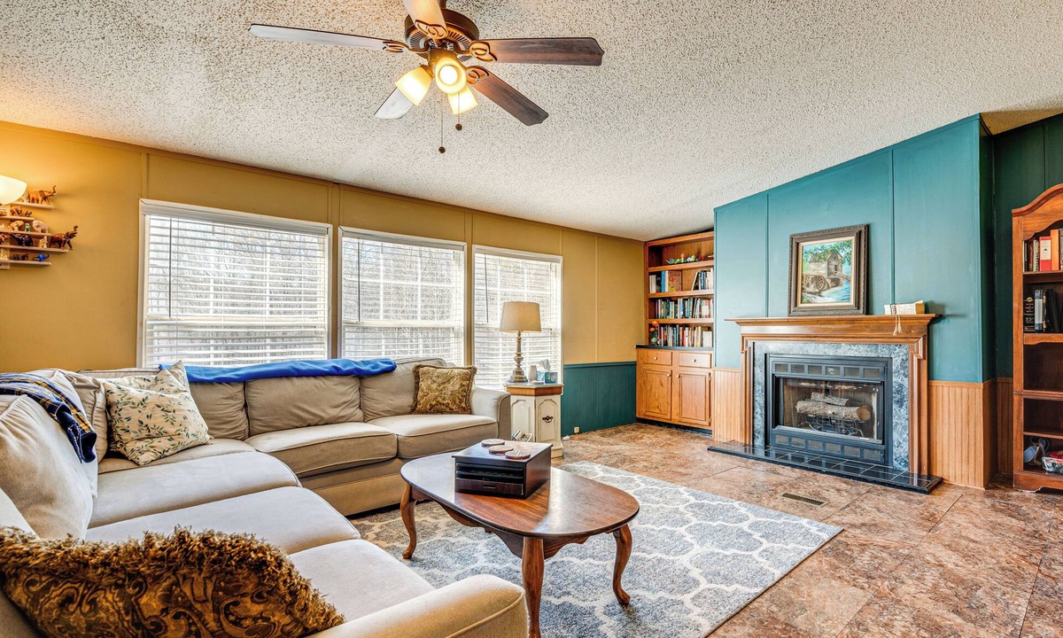 Mountville House | Fire Pit & Deck: Pet-Friendly Luthersville Home!