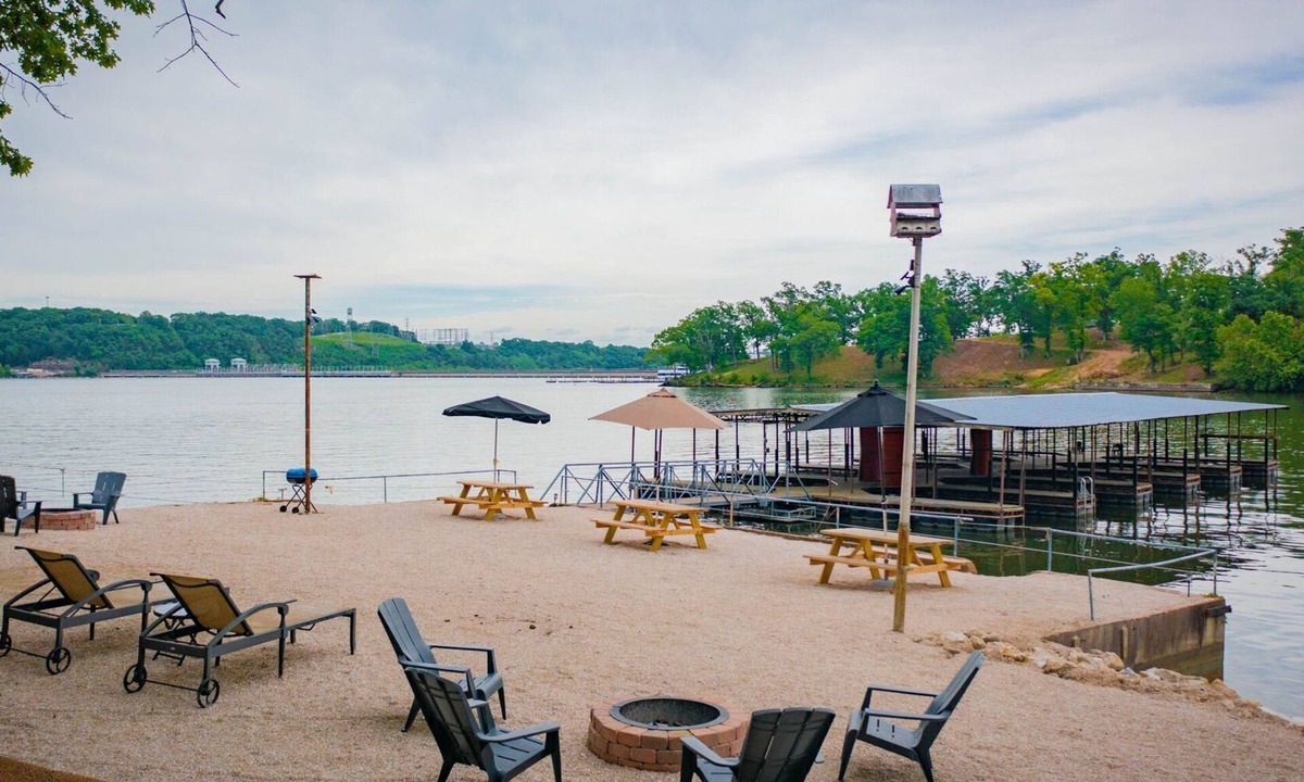 Lakeside Cabin | Fire pit, dock, ramp, full kitchen, water toys