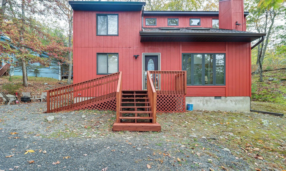 Bushkill Cabin | Fire Pit & Gas Grill: Charming Poconos Abode!