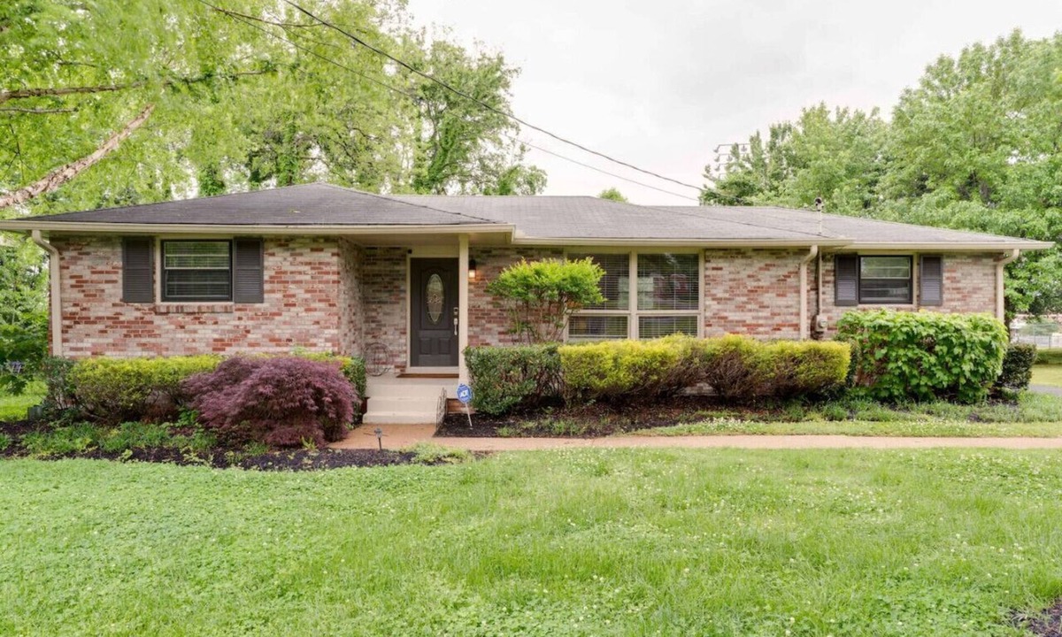 Hermitage House | Fire Pit, Great Neighborhood, 15 Min to Broadway!