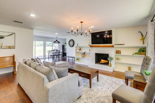 Tyler House | Fire Pit & Grill: Tyler Home on 5 Acres!