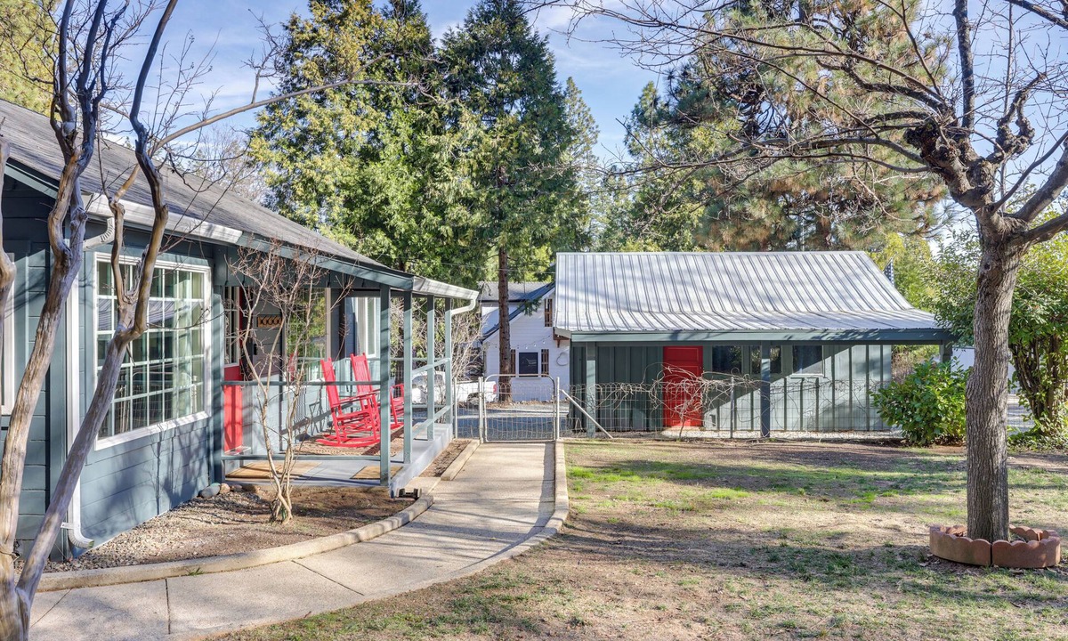 Hathaway Pines Cottage | Fire Pit + Grill: Retreat Between Arnold & Murphys