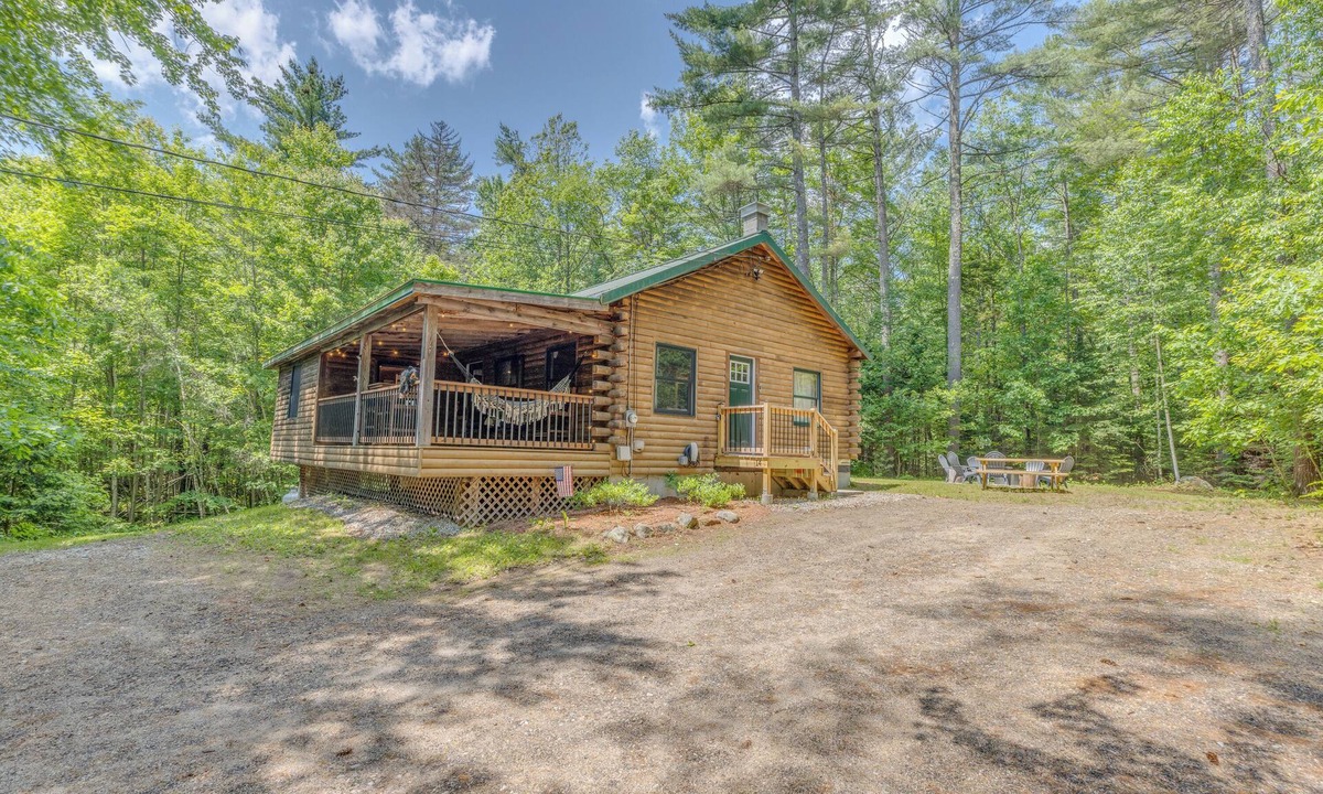 Thornton Cabin | Fire Pit + Gym + Arcade + Private Log Cabin + EV Charger