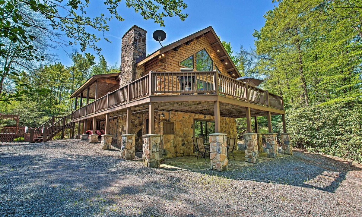 Long Pond Cabin | Fire Pit & Hot Tub: Poconos Family Cabin!