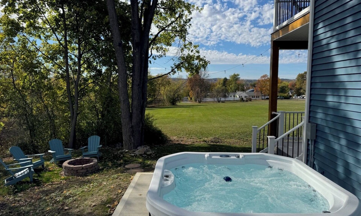 Canandaigua House | Fire Pit | Hot Tub | Sauna| Near Wineries | Sleeps 4