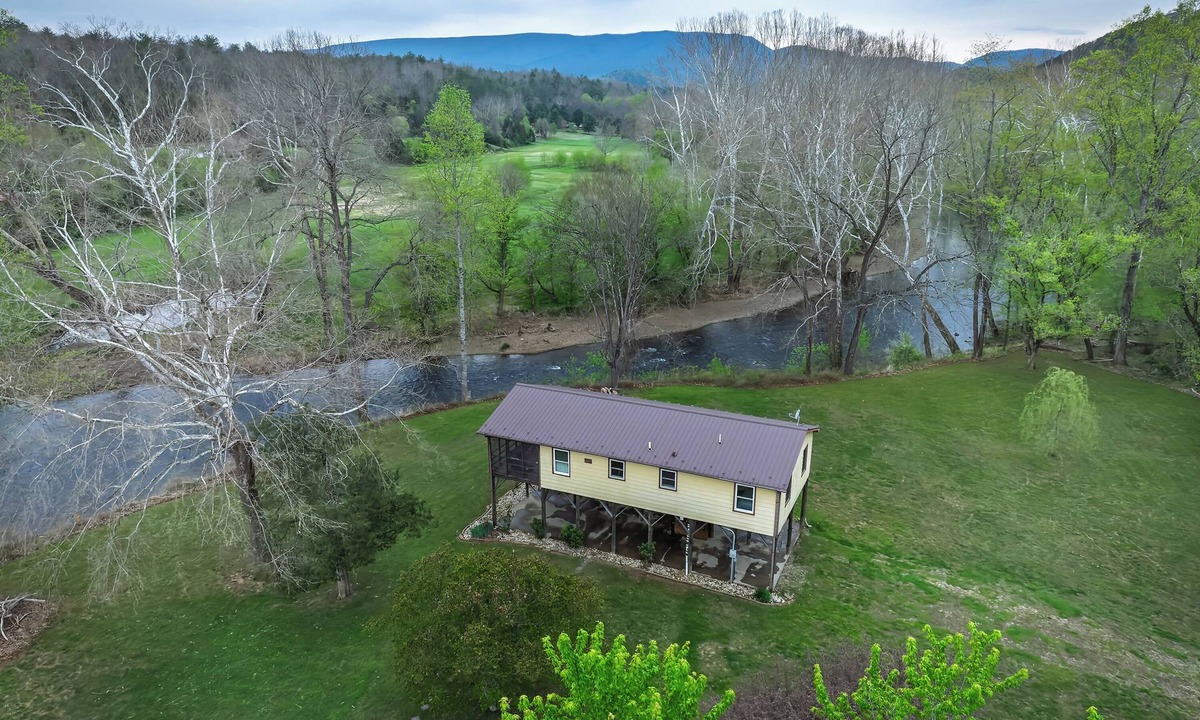 Eagle Rock Cabin | Fire Pit + Patio: Creekside Cabin in Eagle Rock!