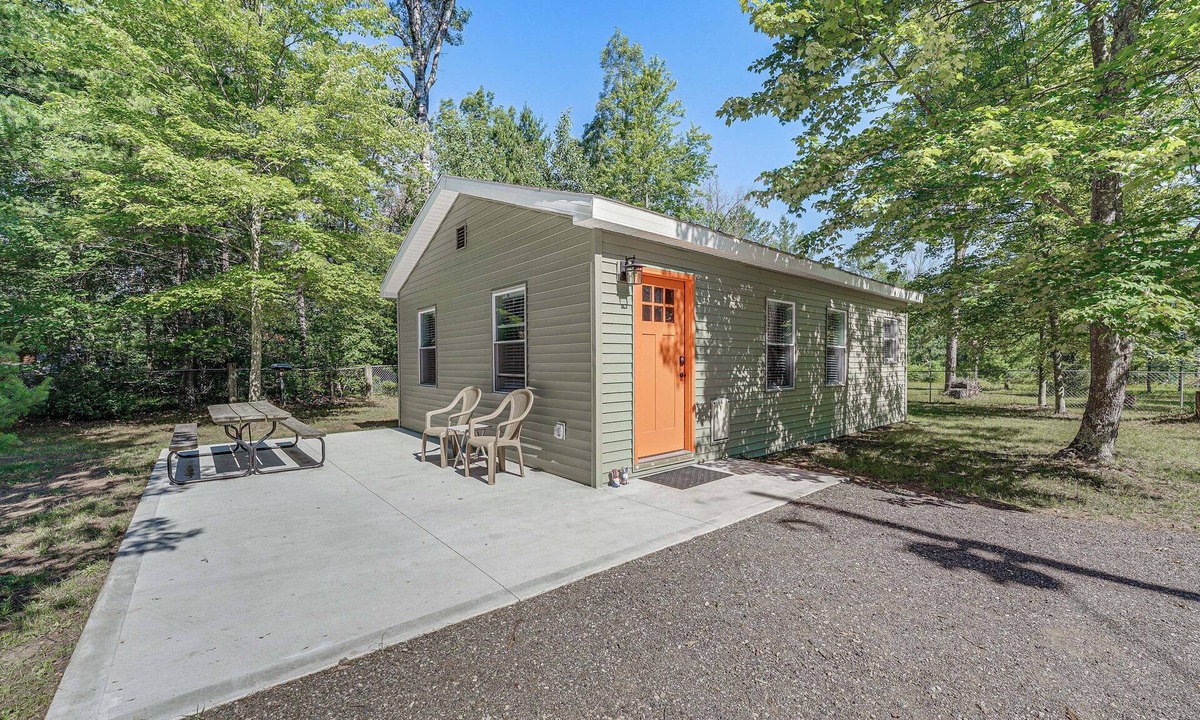 Idlewild Cabin | Fire Pit & Patio: Pet-Friendly Cabin in Idlewild!