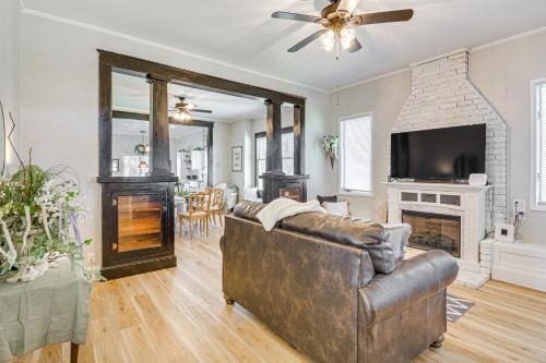 Mount Vernon House | Fire Pit Pet-Friendly Mt Vernon Gem!