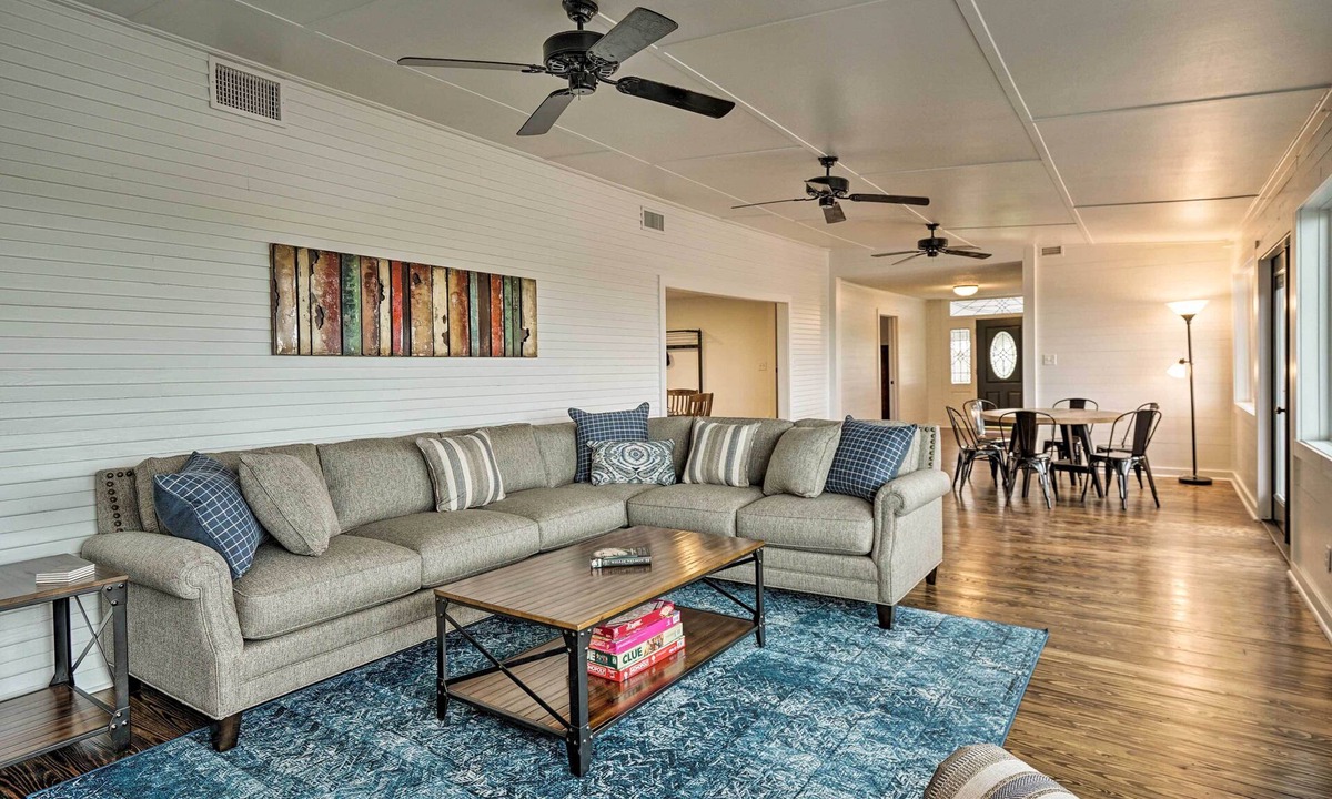 Schulenburg House | Fire Pit, Pickleball, Pool! Schulenburg Farmhouse