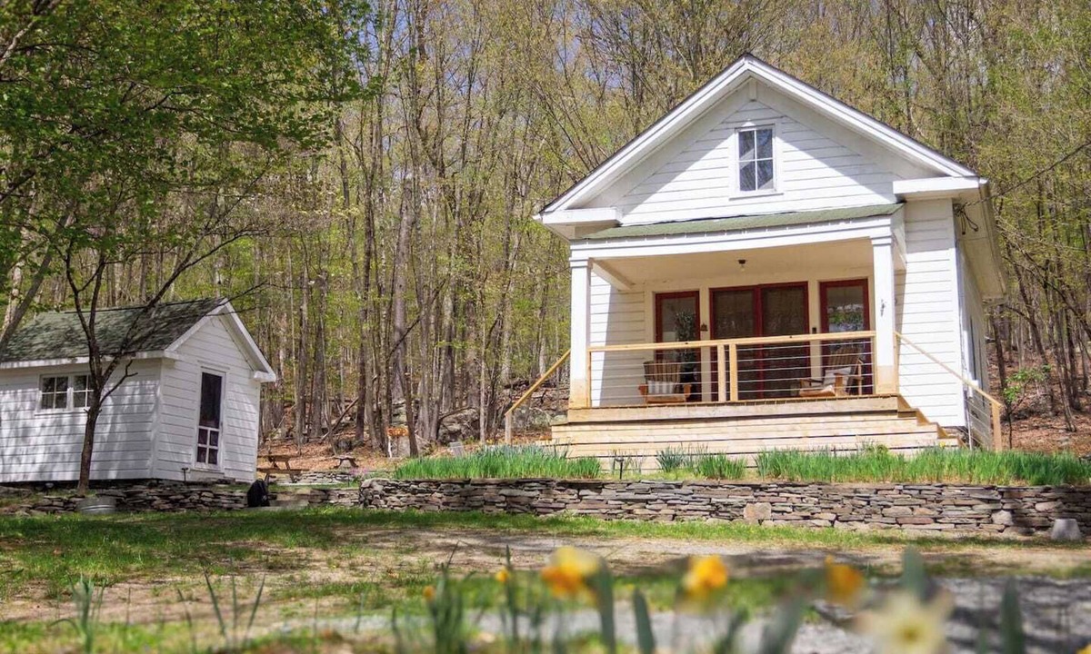 Rowland Cottage | Fire Pit, Private & Stylish | Birdsong Schoolhouse