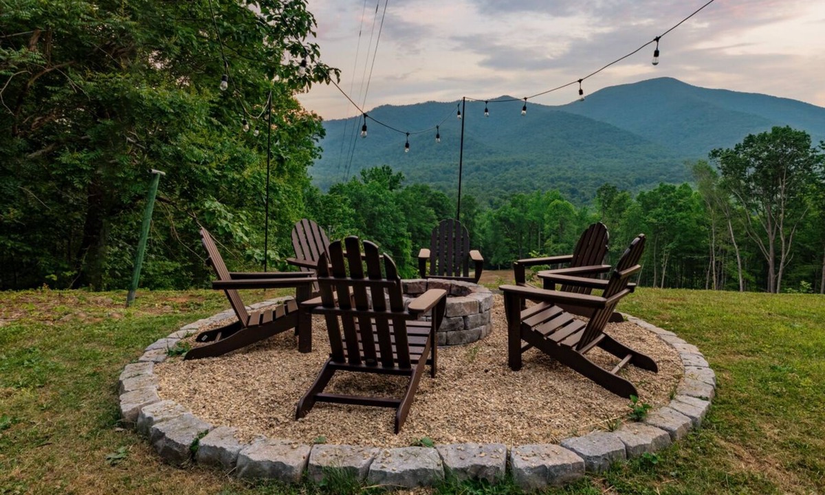 Roseland House | Fire pit with MTN views! Summer fun! Nelson 151.
