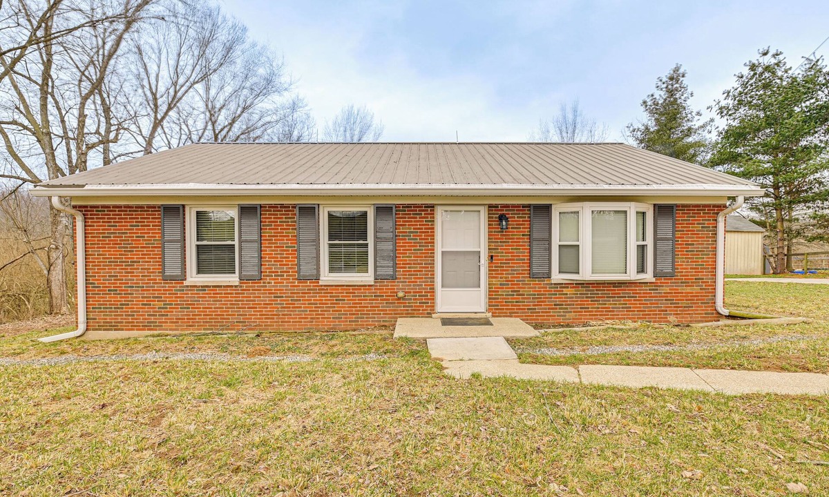 Midway House | Fire Pit + Yard: Peaceful Bluegrass Escape!