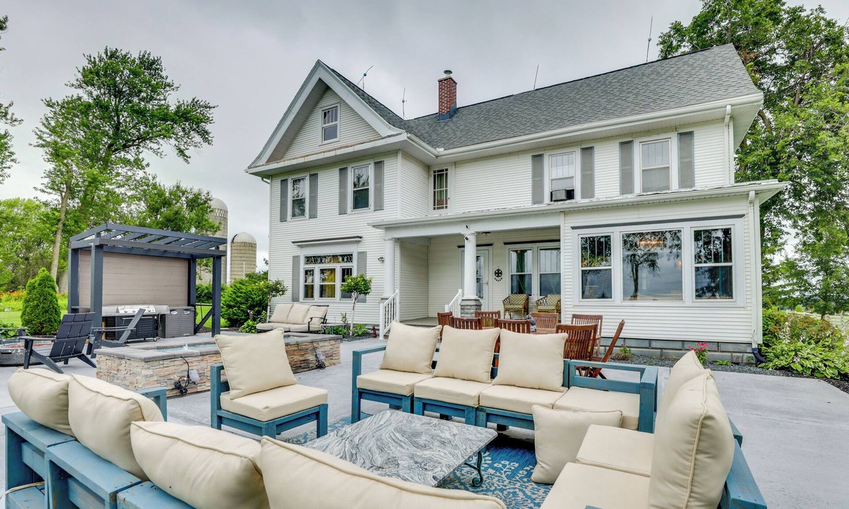 Mount Horeb House | Fire Pits, Views & Yard: Luxe Mt Horeb Getaway!