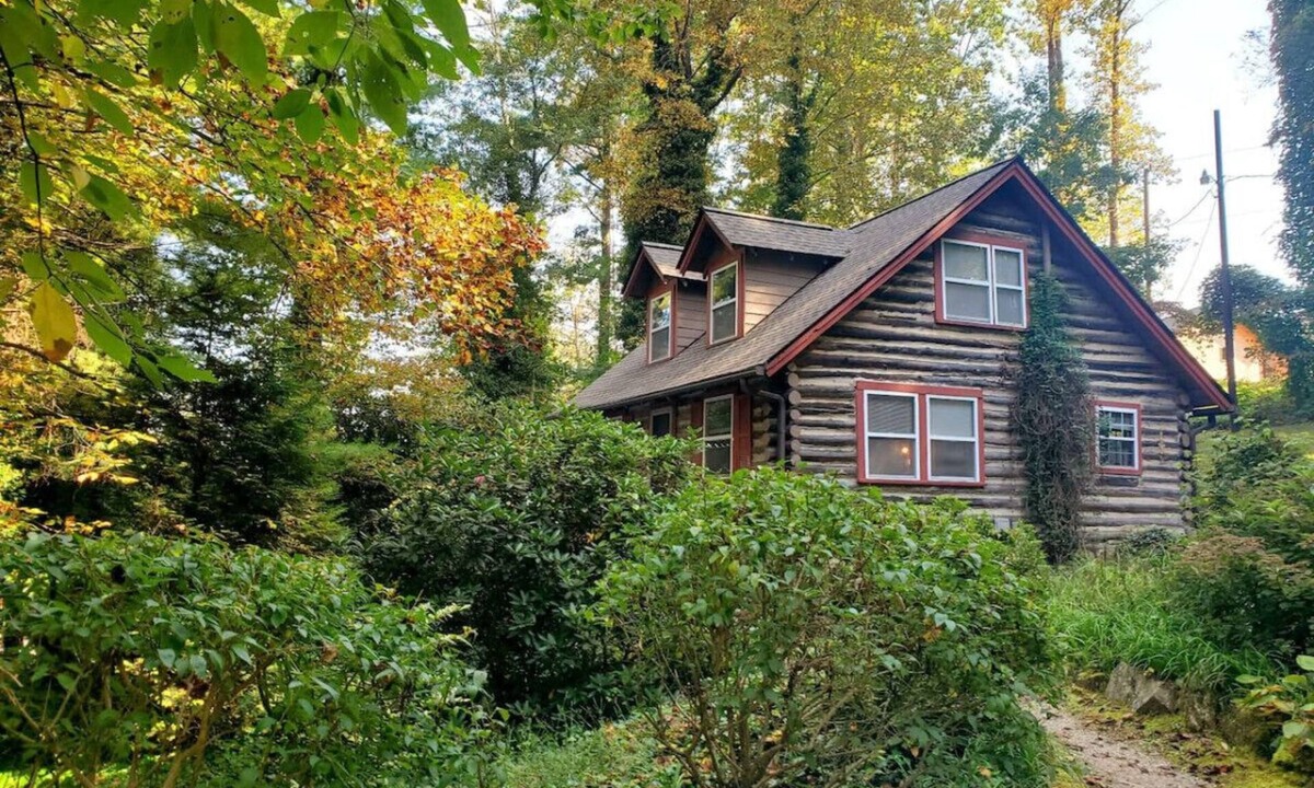 Hendersonville Cabin | Firefly Cabin-1930`s Retreat: Bikes, BBQ, walk dtn