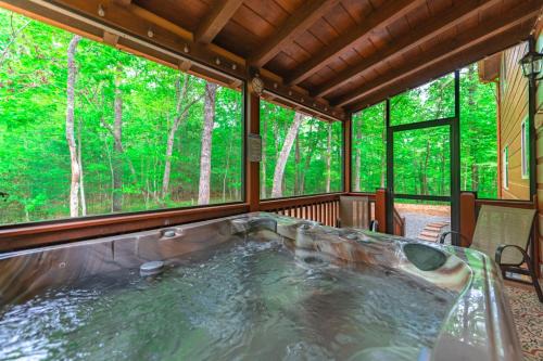 Mineral Bluff Villa | Firefly Cabin - Hot Tub Firepit Pet Friendly