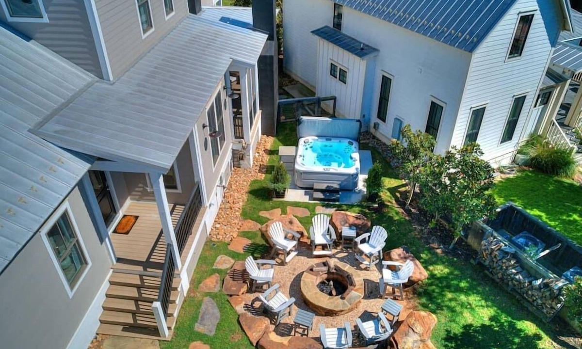 Eufaula House | Firefly Park Home with Private Hot Tub!