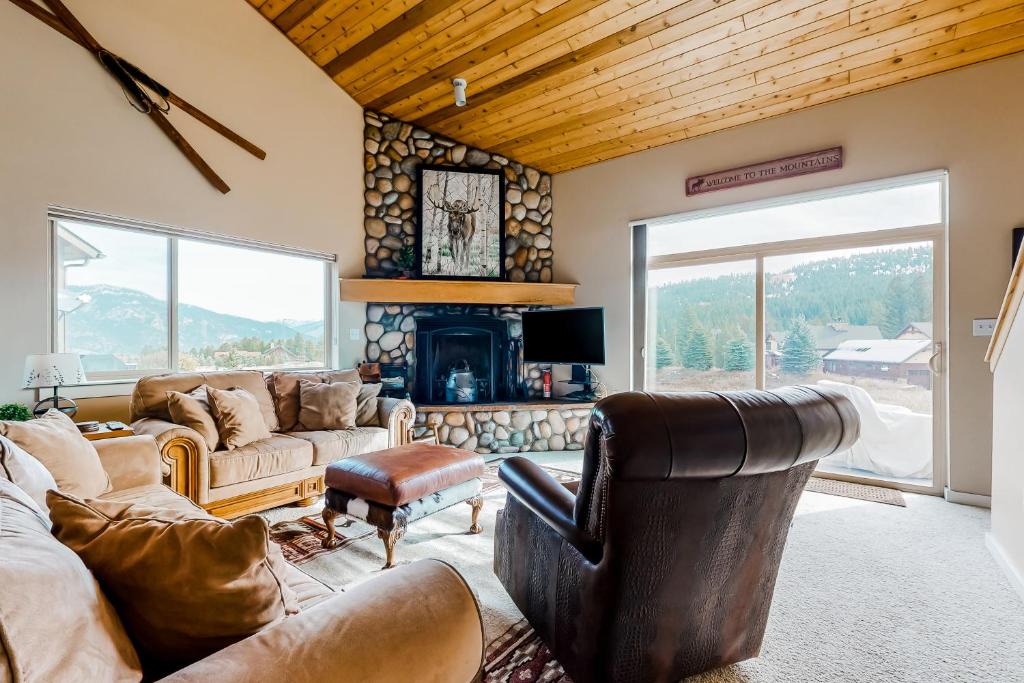 Big Sky Apartment | Firelight Chalet 94