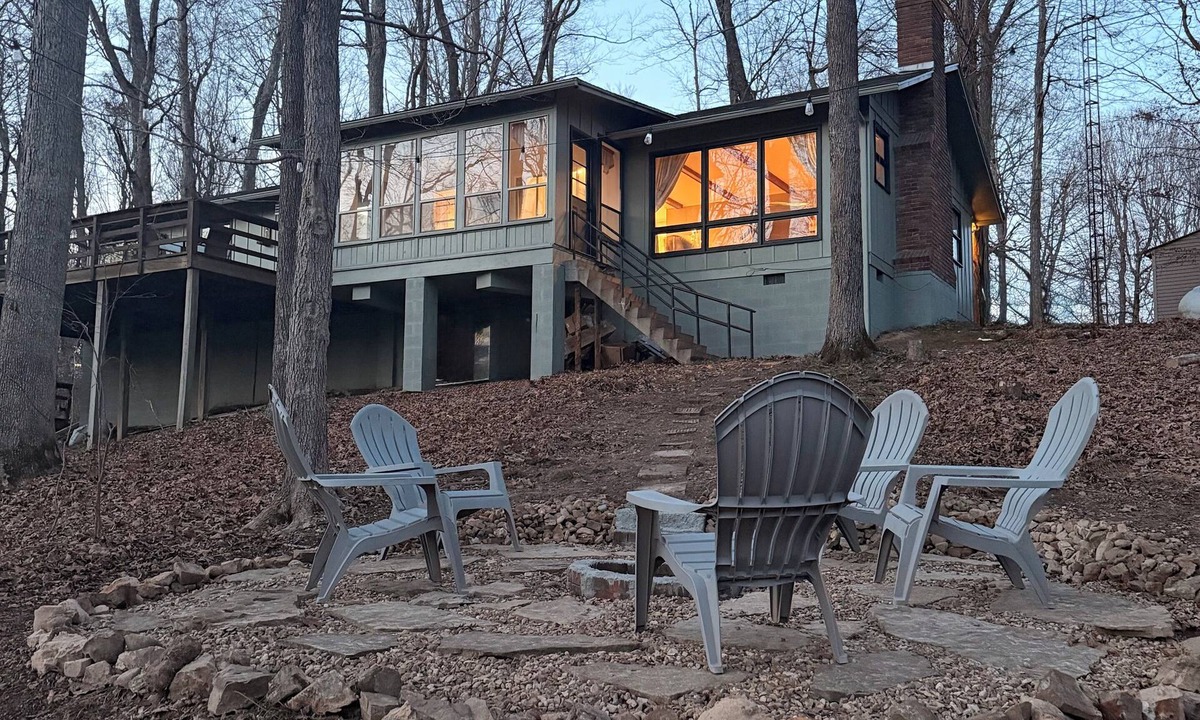 Eddyville House | Firepit + Master Suite + Seasonal Lake Views