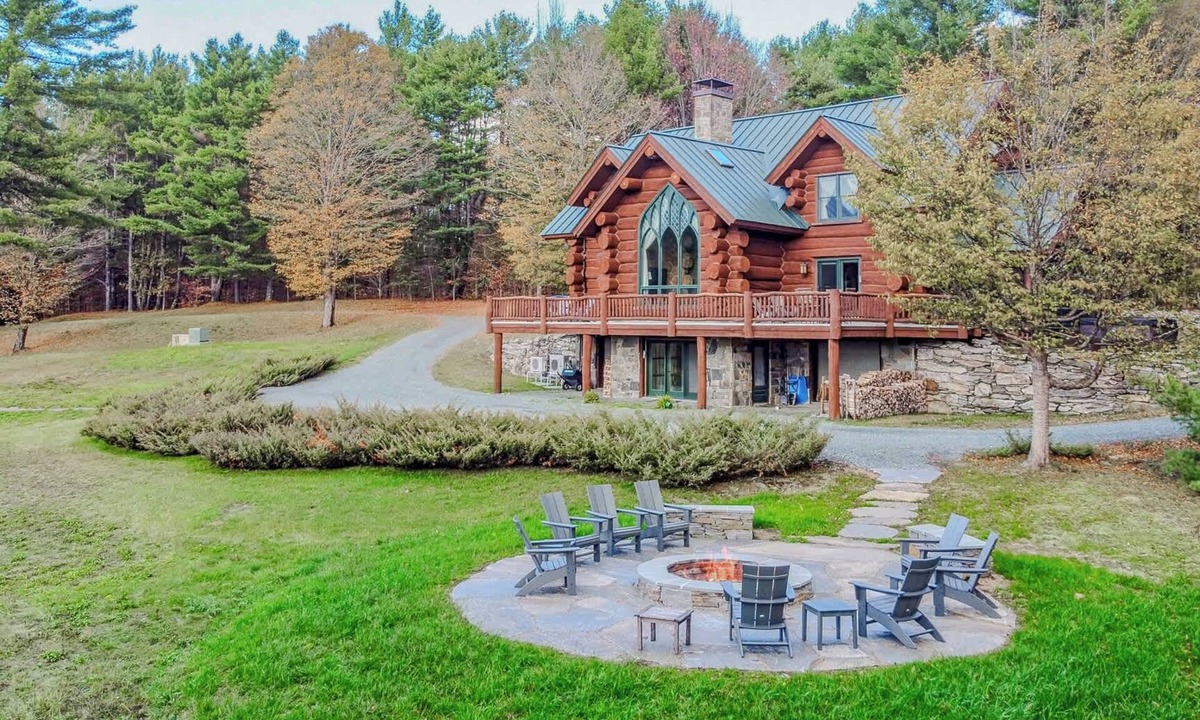 Hartland House | Firepit & Mountain Views! | Spruce Moose Lodge