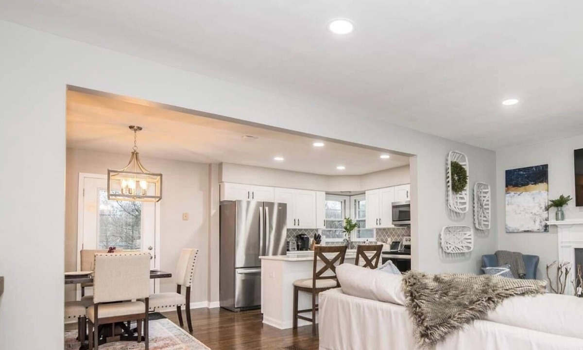 Lexington House | Firepit | Outdoor Deck | Great Location