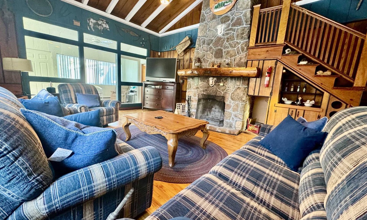 Sainte-Agathe-des-Monts House | Fireplace, beach access, pet friendly