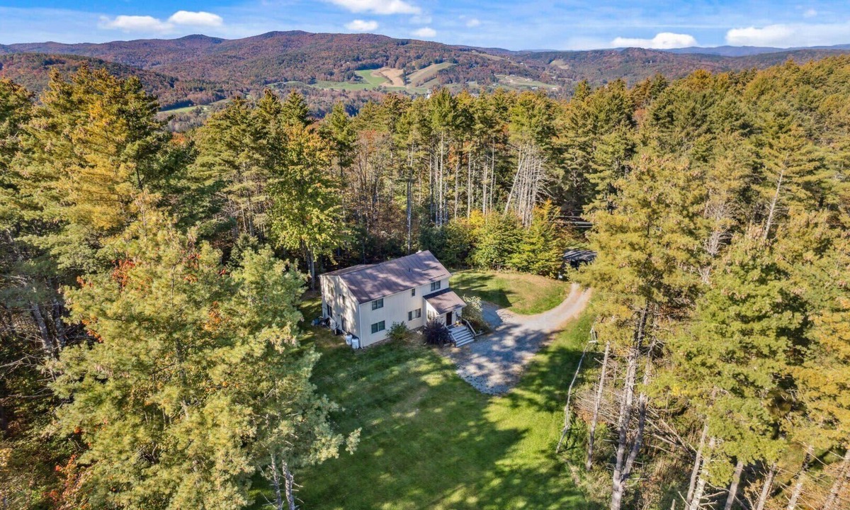 Quechee House | Fireplace, Dream Kitchen - 865 Marsh Family Rd