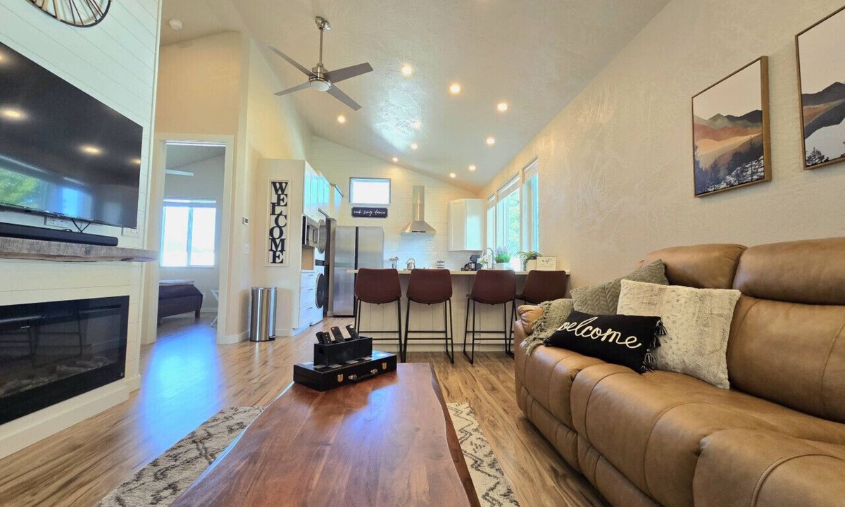 Post Falls House | Fireplace, EV Charger, Parking, Quiet