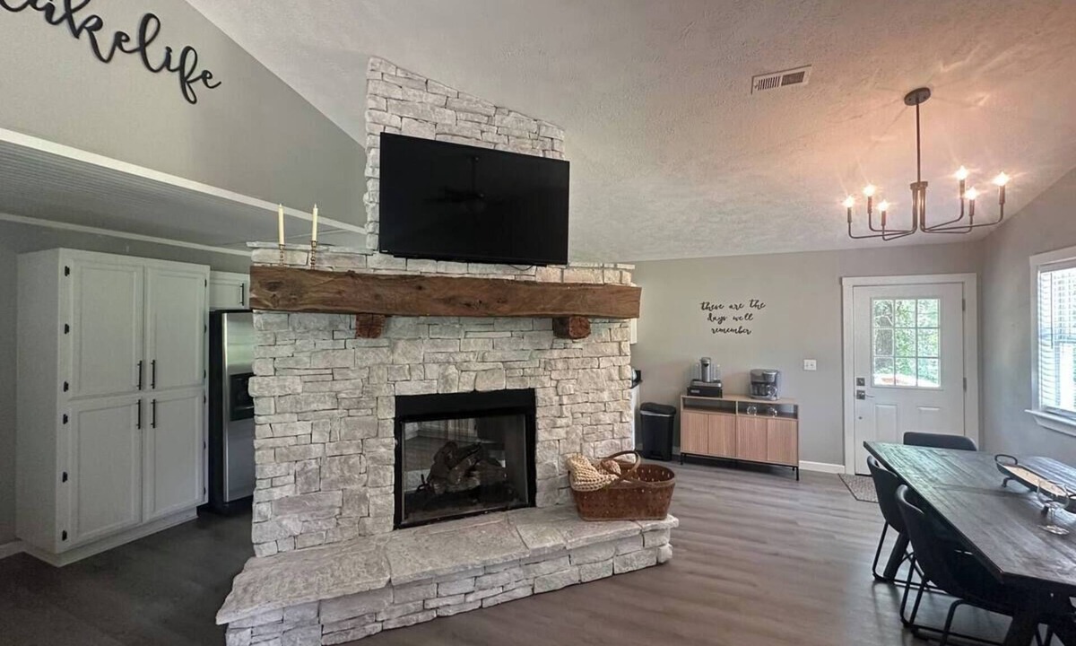 Isabella House | Fireplace Lodge - 1 mile from Golf Course & 5 mins from the lake!