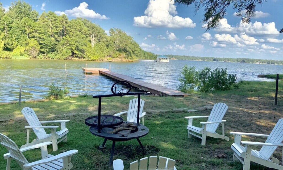 Dogwood House | Fireside & Faith cozy getaway on Lake Bob Sandlin - sleeps 6