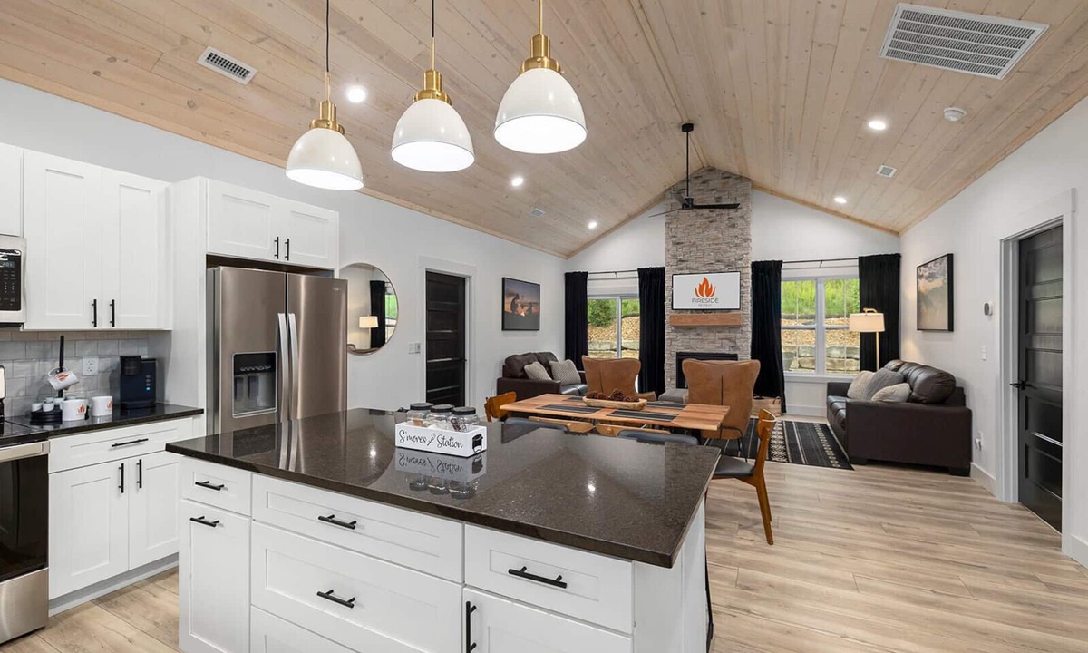 Branson Cabin | Fireside Retreat 🌲 Fire Pit 🔥 Hot Tub 💦 Lake Taneycomo Access