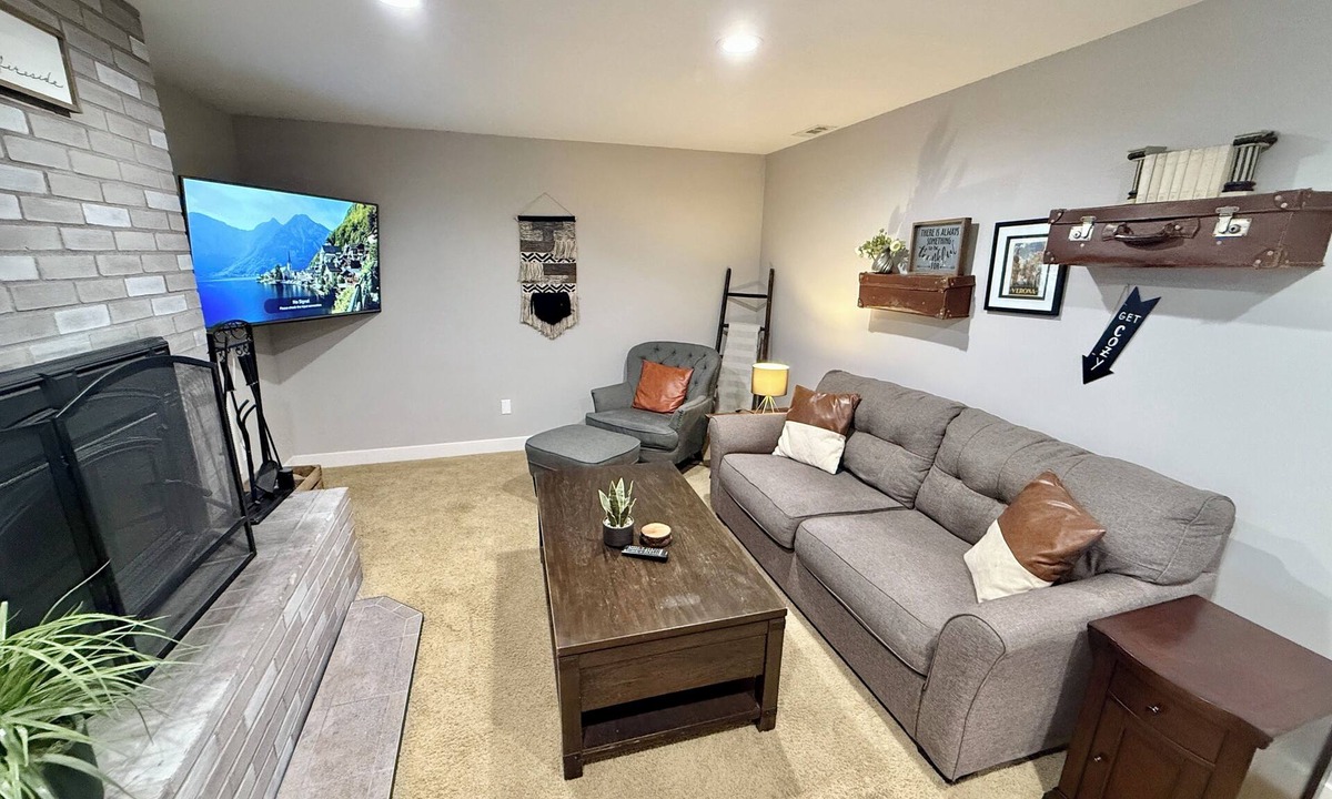 Greenburg House | Fireside Suite – 2BR, Pet-Friendly & Huge Yard