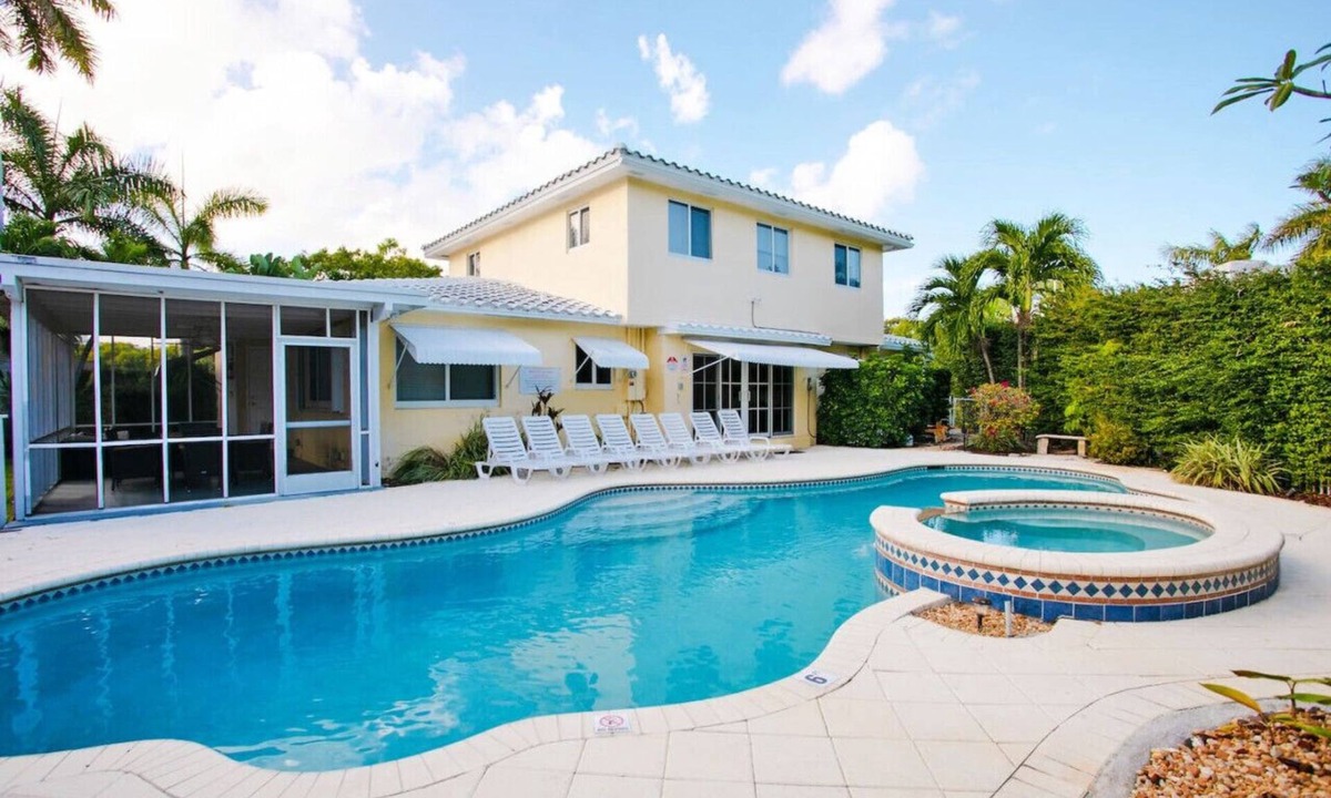 Downtown Hollywood Villa | First-Class Villa in Hollywood Lakes Heated Pool