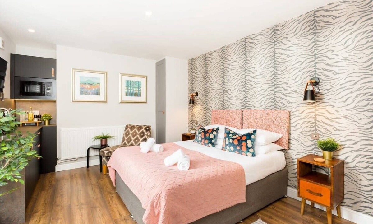 Warrington Apartment | First floor compact studio with kitchenette