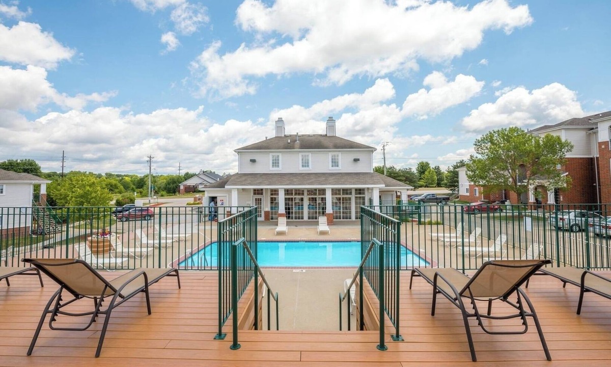West Des Moines Apartment | First Floor | Onsite Gym | King Bed and More!
