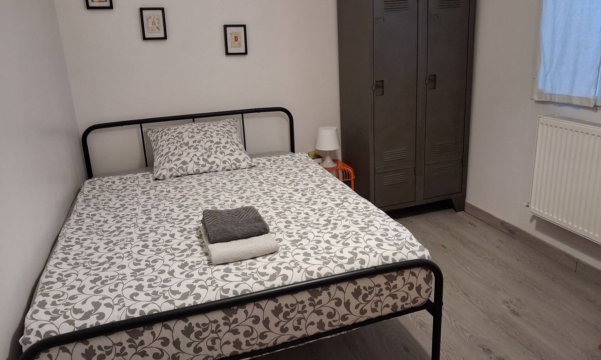 La Riche Bed & Breakfast | First floor room in a town house.
