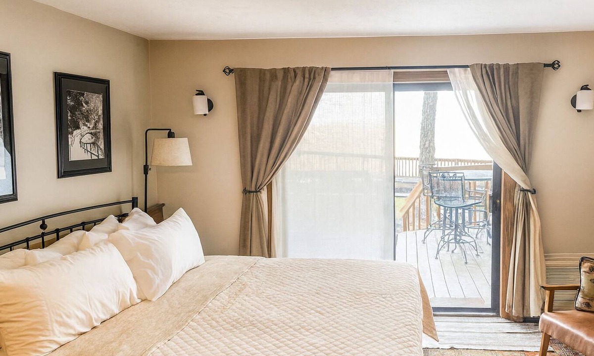 Wintergreen Condo | First Floor Slopeside Ski-in/Ski-out at Wintergreen, steps from main lodge