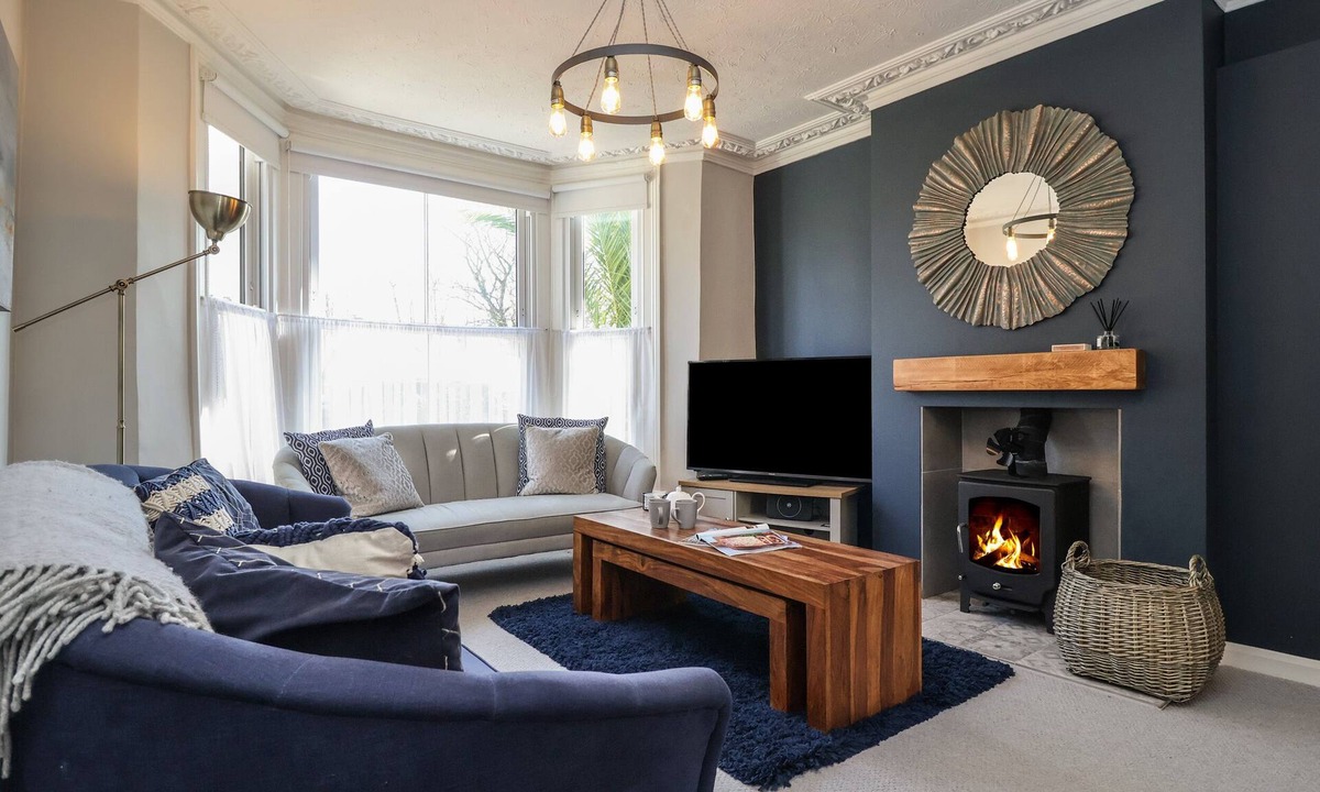 Lowestoft Cottage | FIRST LIGHT, pet friendly, with open fire in Pakefield