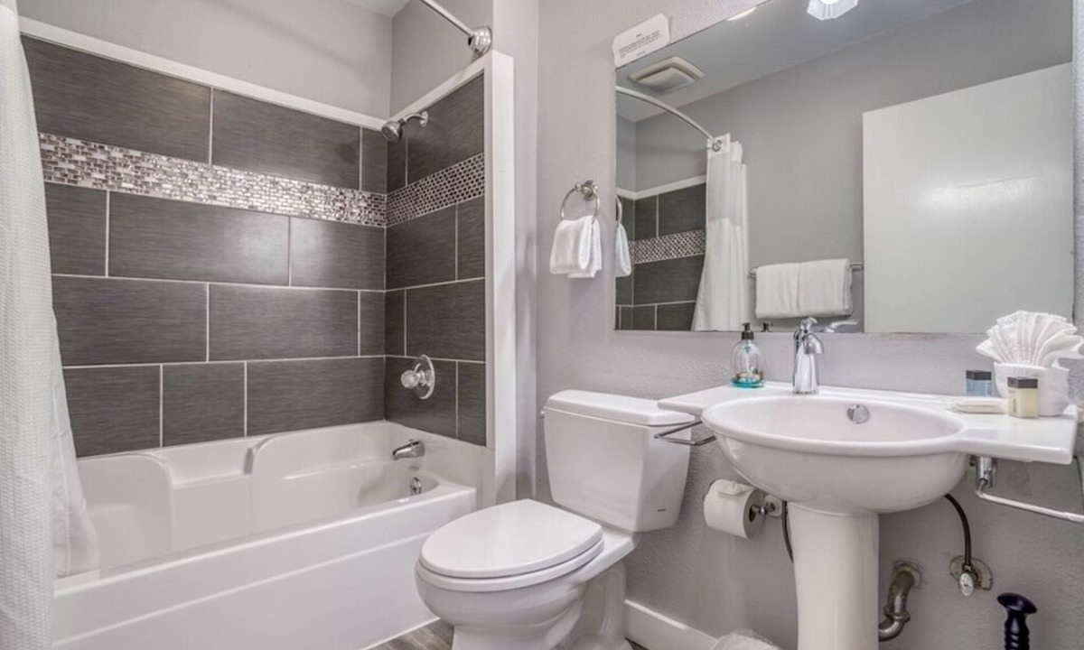 Lincoln City House | First Mate~2 bedroom oceanfront with beach access and HOT TUB!