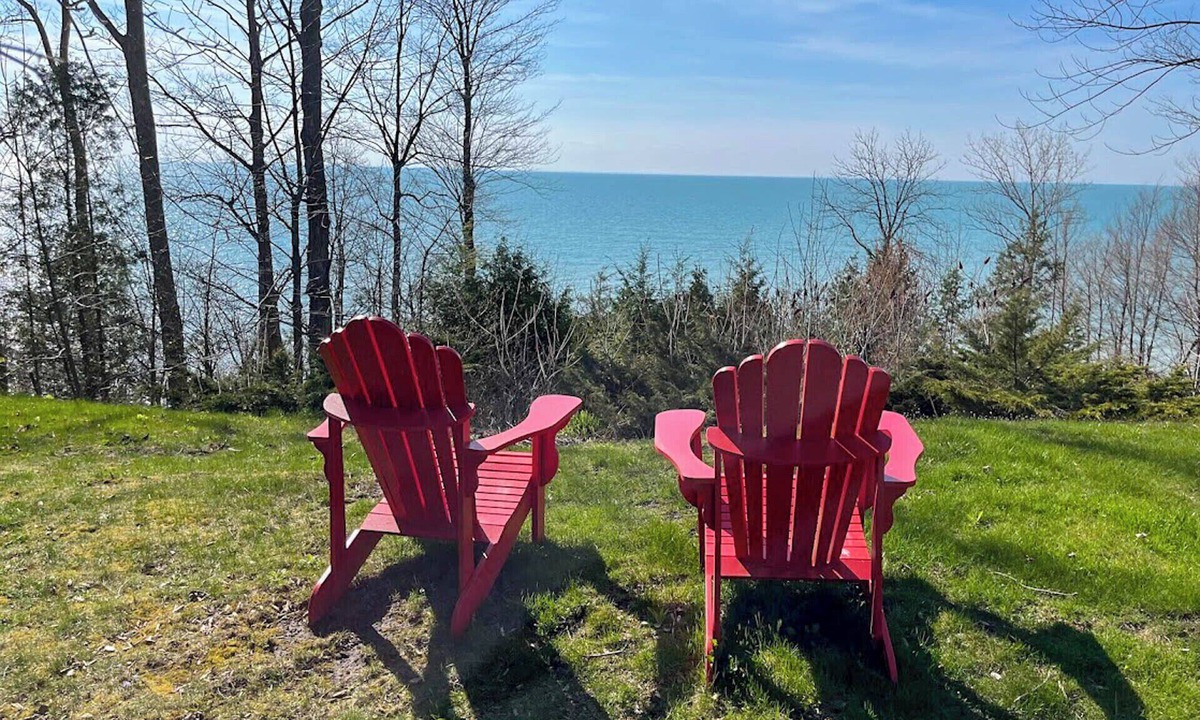 Bluewater Cottage | First on Elmslie Oasis, Lakefront