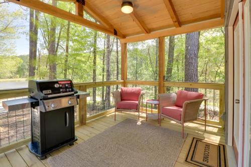 Heflin House | Fish and Hike Cabin Hideaway with Deck in Alabama