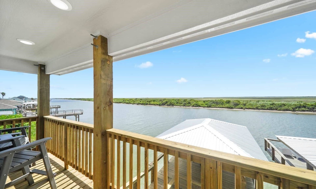 Elmaton House | Fish Camp sits on the Colorado River w/pier