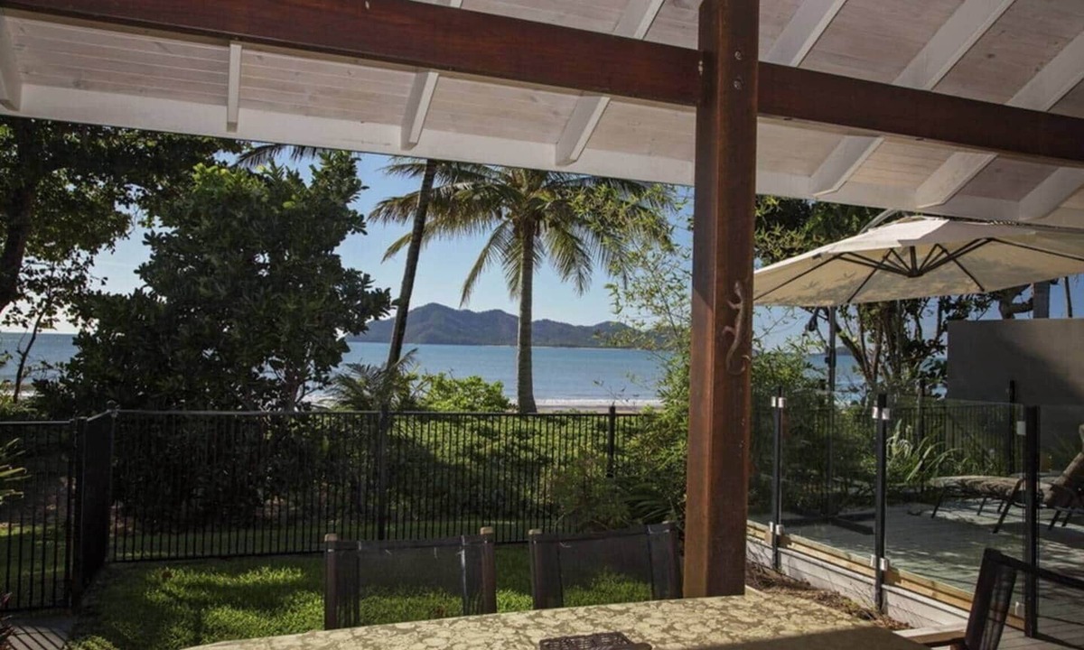 Mission Beach House | Fish on a Fence - Absolute Beachfront