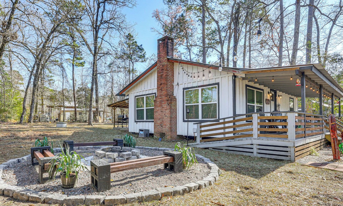 Brookeland Cabin | Fish Sam Rayburn! Secluded Cabin w/Deck & Grill