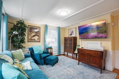 Gloucester Apartment | Fish & Ships on River Steps to Ocean, Blvd, Park