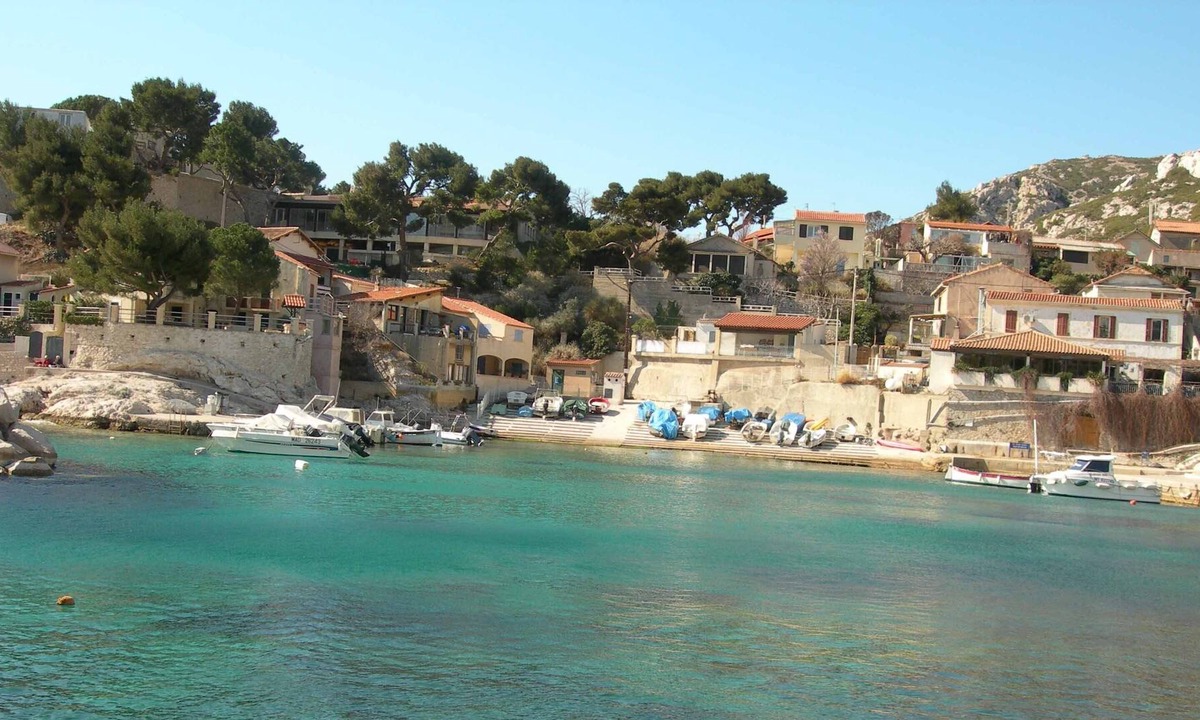 Calanque de Morgiou House | Fisherman's cottage along the water niolon