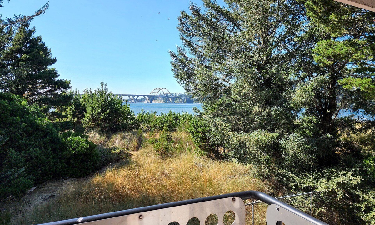 Waldport House | Fisherman's Delight in Waldport! Dog Friendly! Hot tub!
