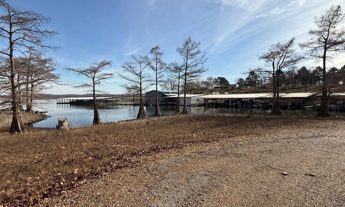 Wagoner Cabin | Fisherman's Flat Cozy 3-bedroom cabin short walk to water at Cypress Cove