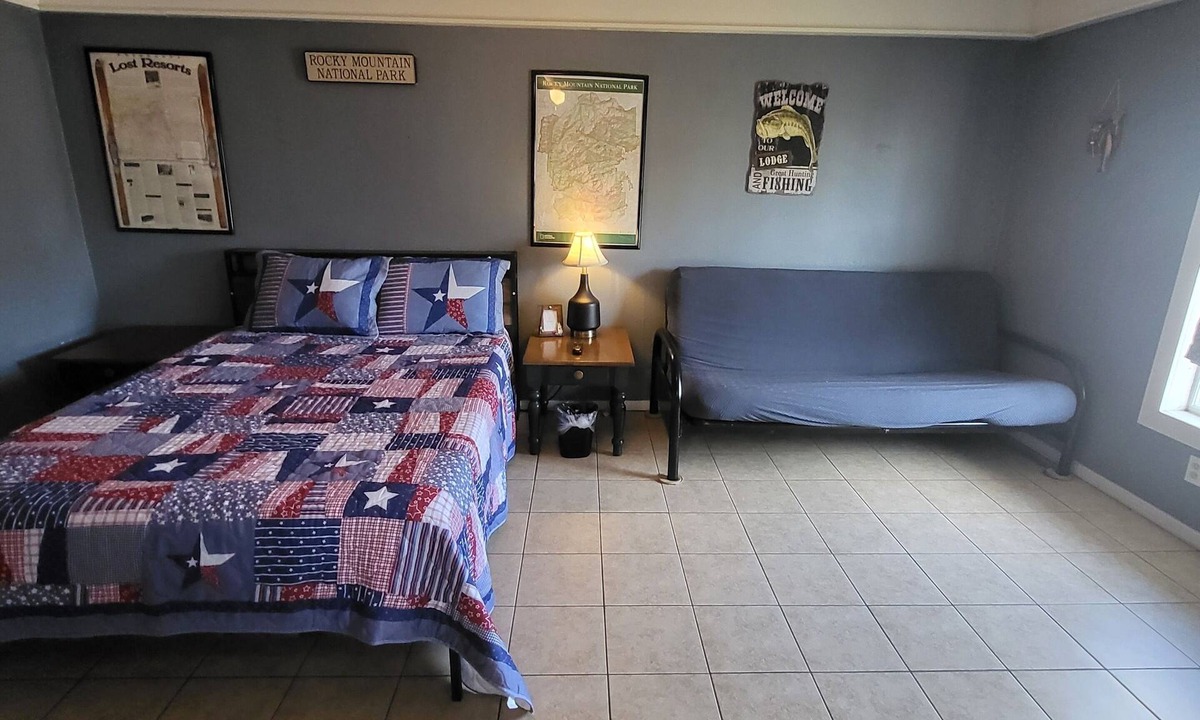 Buchanan Dam Cabin | Fisherman's Suite