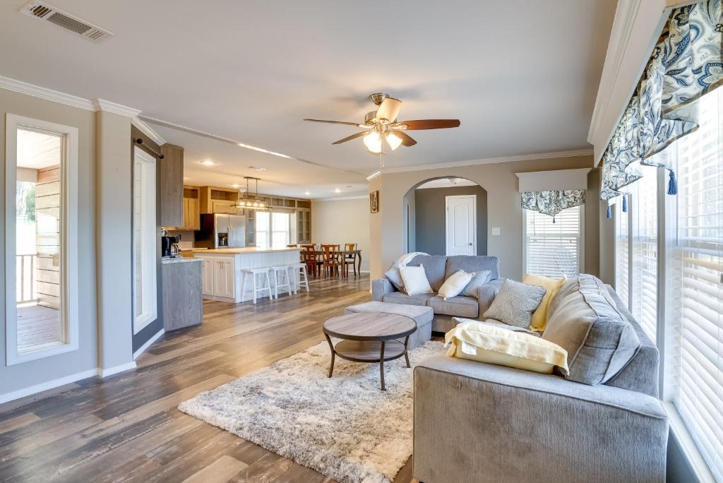 Negreet House | Fisherman’s Paradise: Lake-View Home in Many!